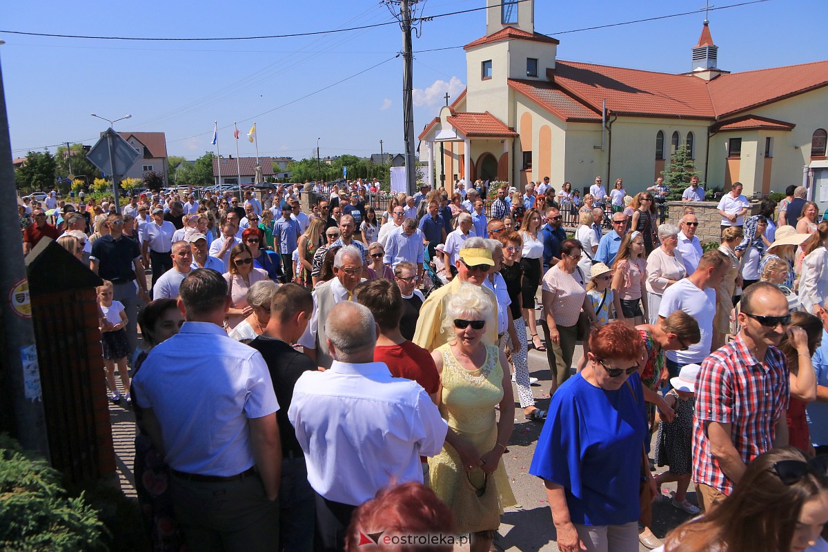 Procesja Bożego Ciała w parafii pw. Królowej Rodzin w Ostrołęce [08.05.2023] - zdjęcie #49 - eOstroleka.pl