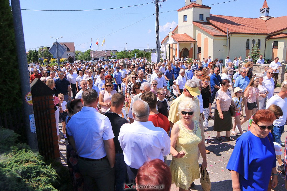 Procesja Bożego Ciała w parafii pw. Królowej Rodzin w Ostrołęce [08.05.2023] - zdjęcie #47 - eOstroleka.pl