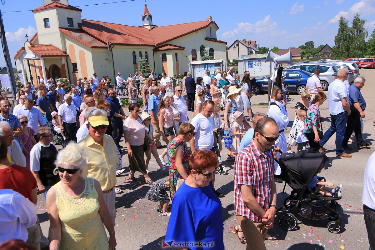 Procesja Bożego Ciała w parafii pw. Królowej Rodzin w Ostrołęce [08.05.2023] - zdjęcie #47 - eOstroleka.pl