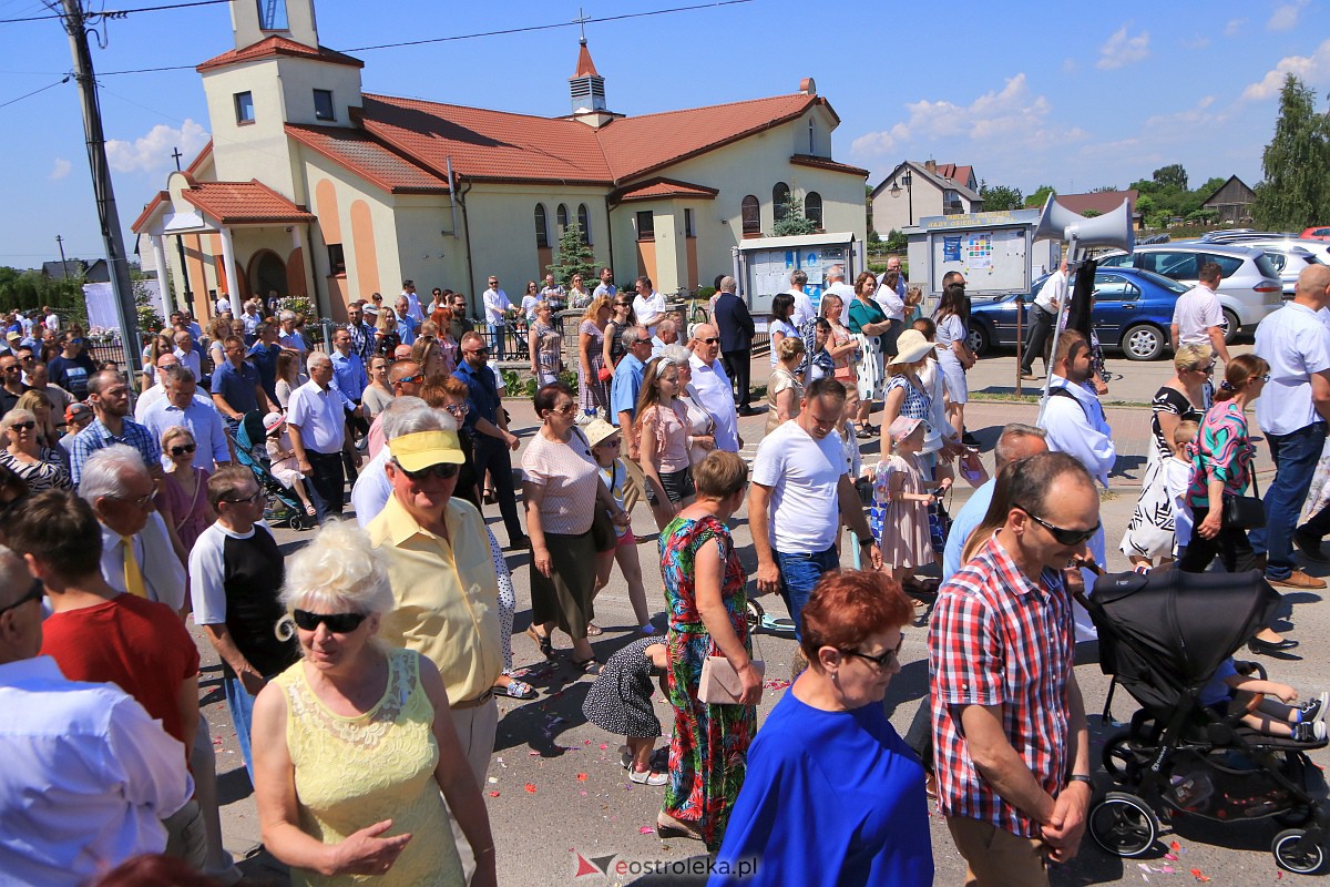Procesja Bożego Ciała w parafii pw. Królowej Rodzin w Ostrołęce [08.05.2023] - zdjęcie #46 - eOstroleka.pl