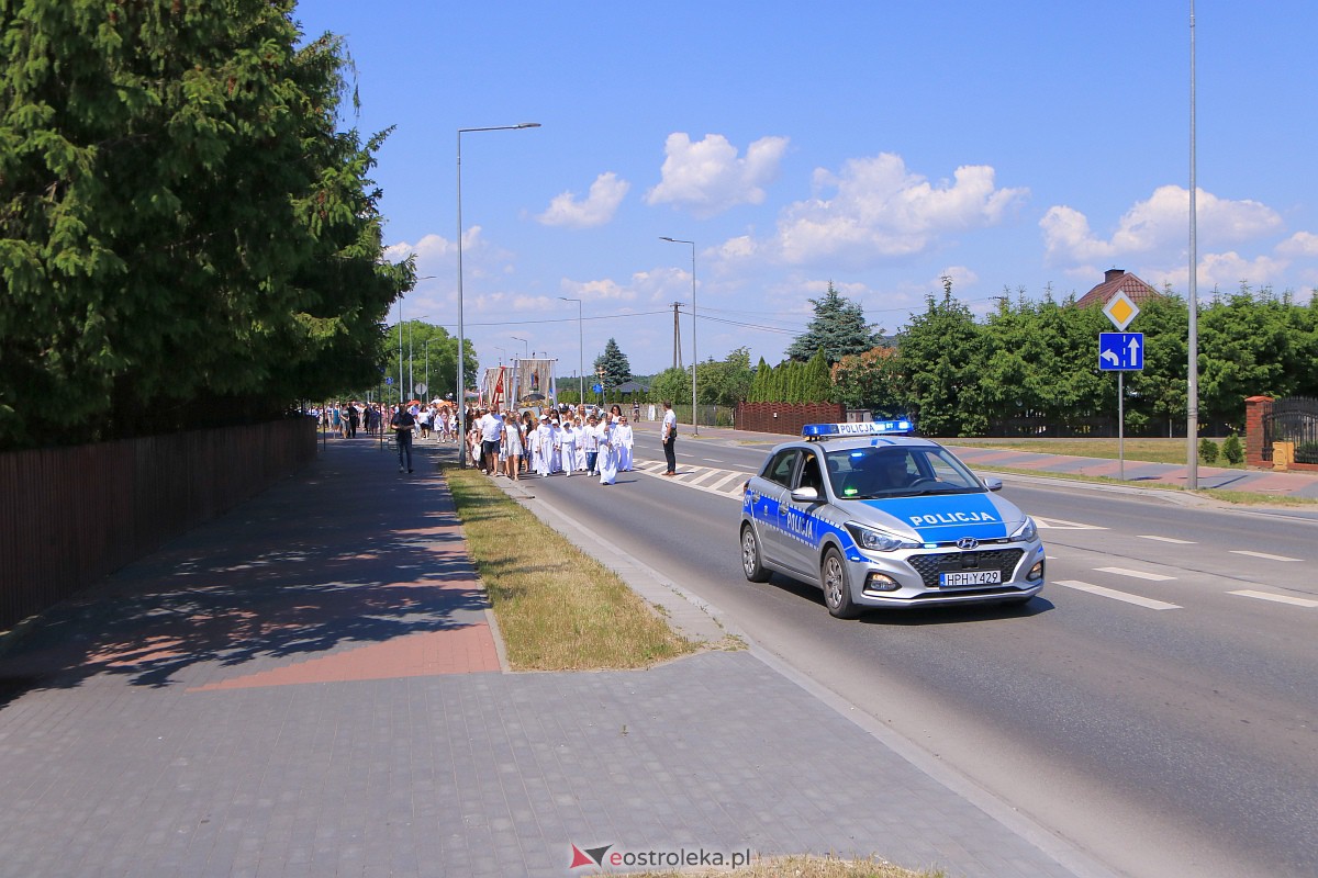 Procesja Bożego Ciała w parafii pw. Królowej Rodzin w Ostrołęce [08.05.2023] - zdjęcie #40 - eOstroleka.pl