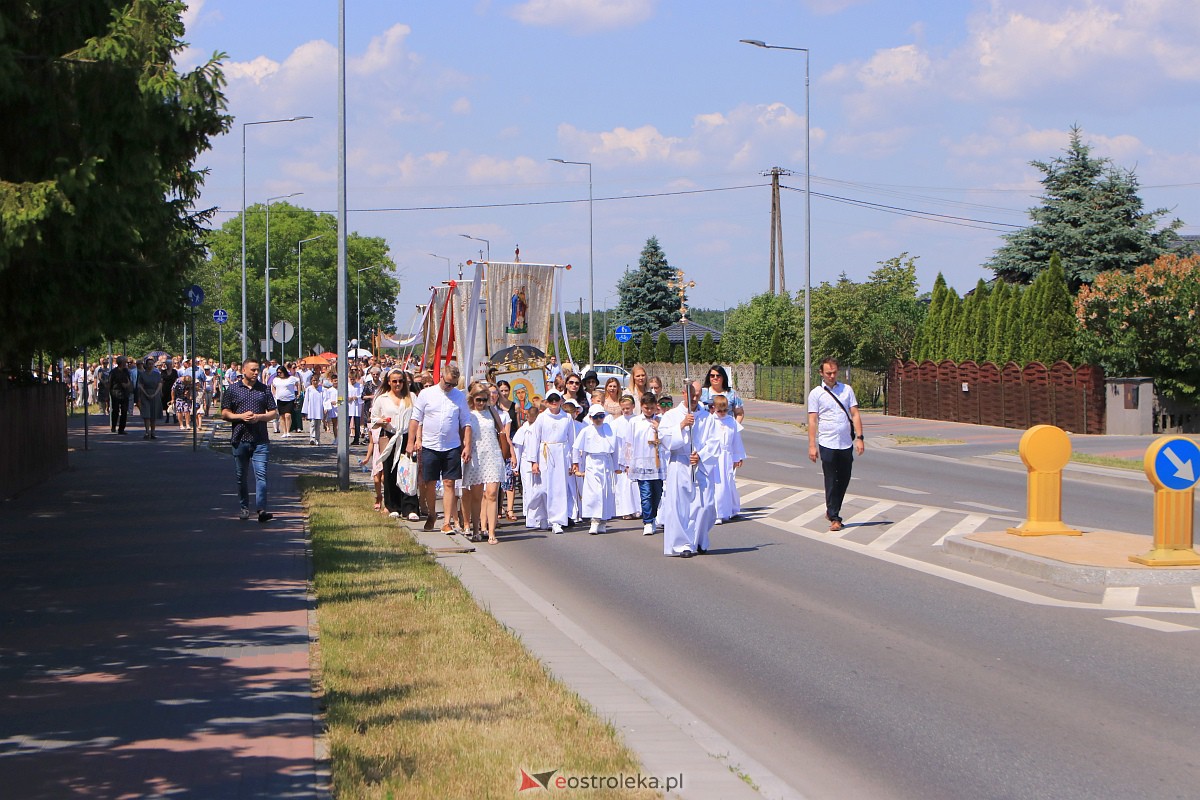 Procesja Bożego Ciała w parafii pw. Królowej Rodzin w Ostrołęce [08.05.2023] - zdjęcie #39 - eOstroleka.pl