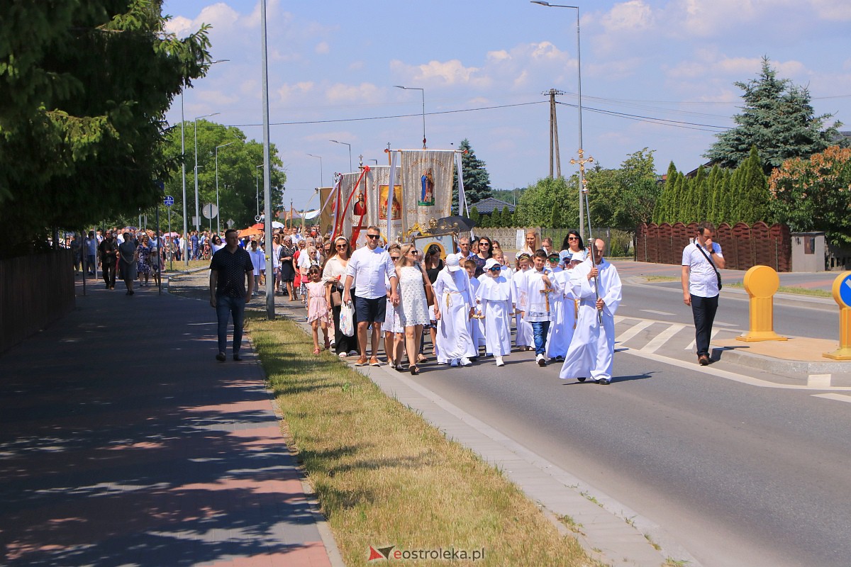Procesja Bożego Ciała w parafii pw. Królowej Rodzin w Ostrołęce [08.05.2023] - zdjęcie #57 - eOstroleka.pl
