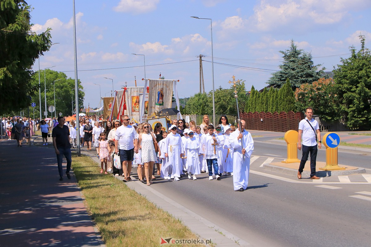 Procesja Bożego Ciała w parafii pw. Królowej Rodzin w Ostrołęce [08.05.2023] - zdjęcie #37 - eOstroleka.pl