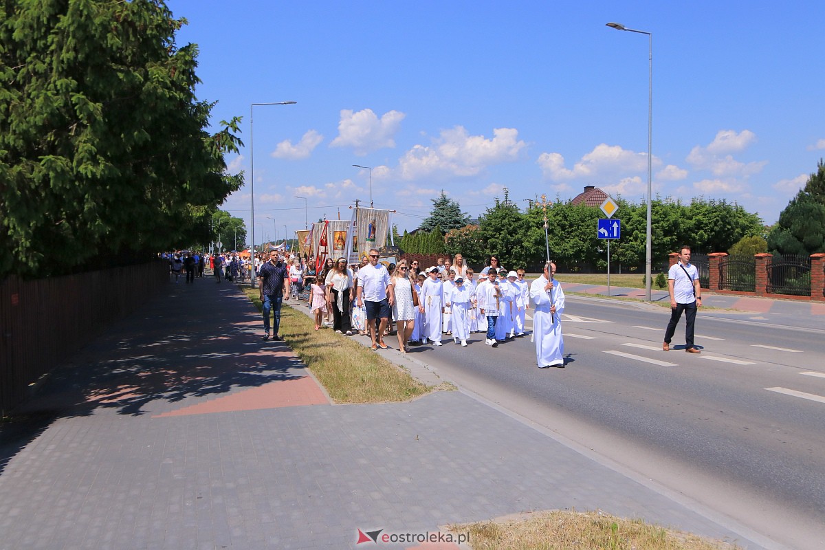Procesja Bożego Ciała w parafii pw. Królowej Rodzin w Ostrołęce [08.05.2023] - zdjęcie #33 - eOstroleka.pl
