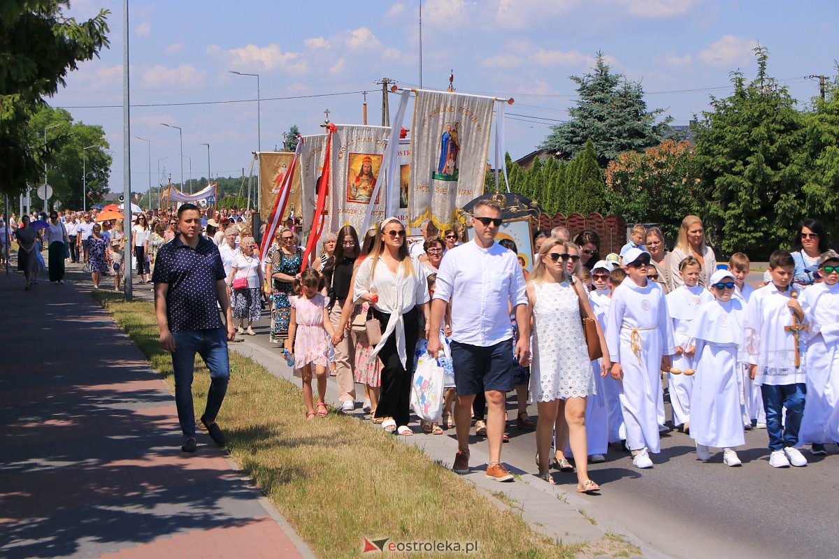 Procesja Bożego Ciała w parafii pw. Królowej Rodzin w Ostrołęce [08.05.2023] - zdjęcie #32 - eOstroleka.pl