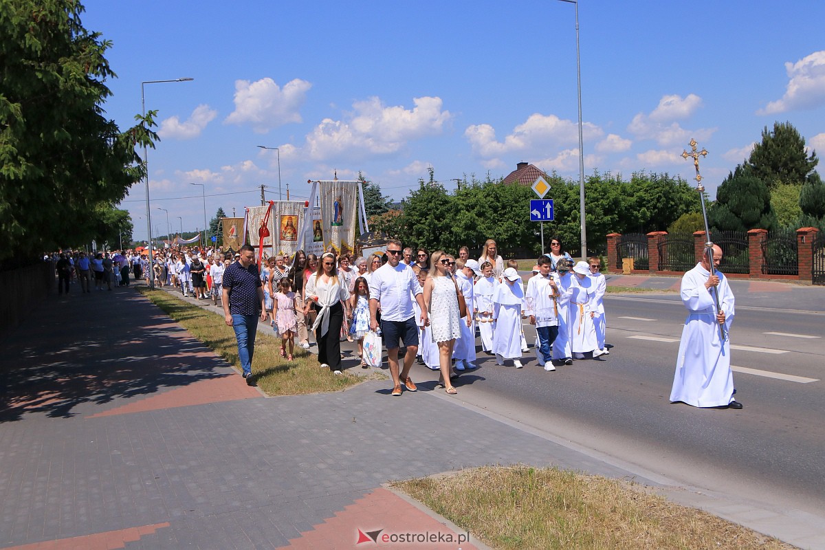 Procesja Bożego Ciała w parafii pw. Królowej Rodzin w Ostrołęce [08.05.2023] - zdjęcie #65 - eOstroleka.pl