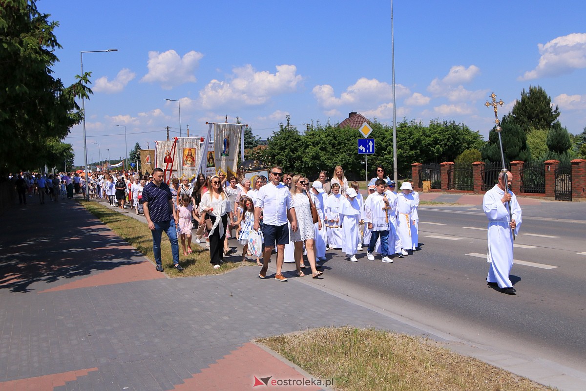 Procesja Bożego Ciała w parafii pw. Królowej Rodzin w Ostrołęce [08.05.2023] - zdjęcie #29 - eOstroleka.pl