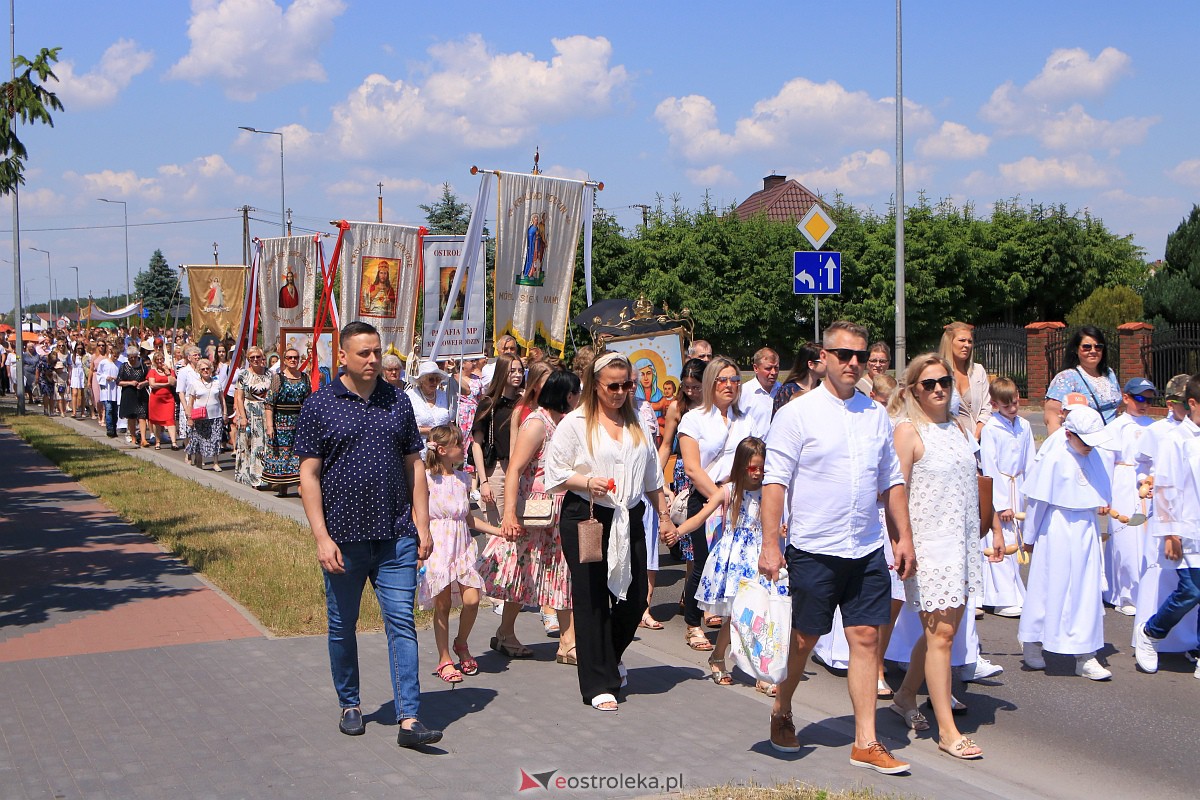 Procesja Bożego Ciała w parafii pw. Królowej Rodzin w Ostrołęce [08.05.2023] - zdjęcie #26 - eOstroleka.pl