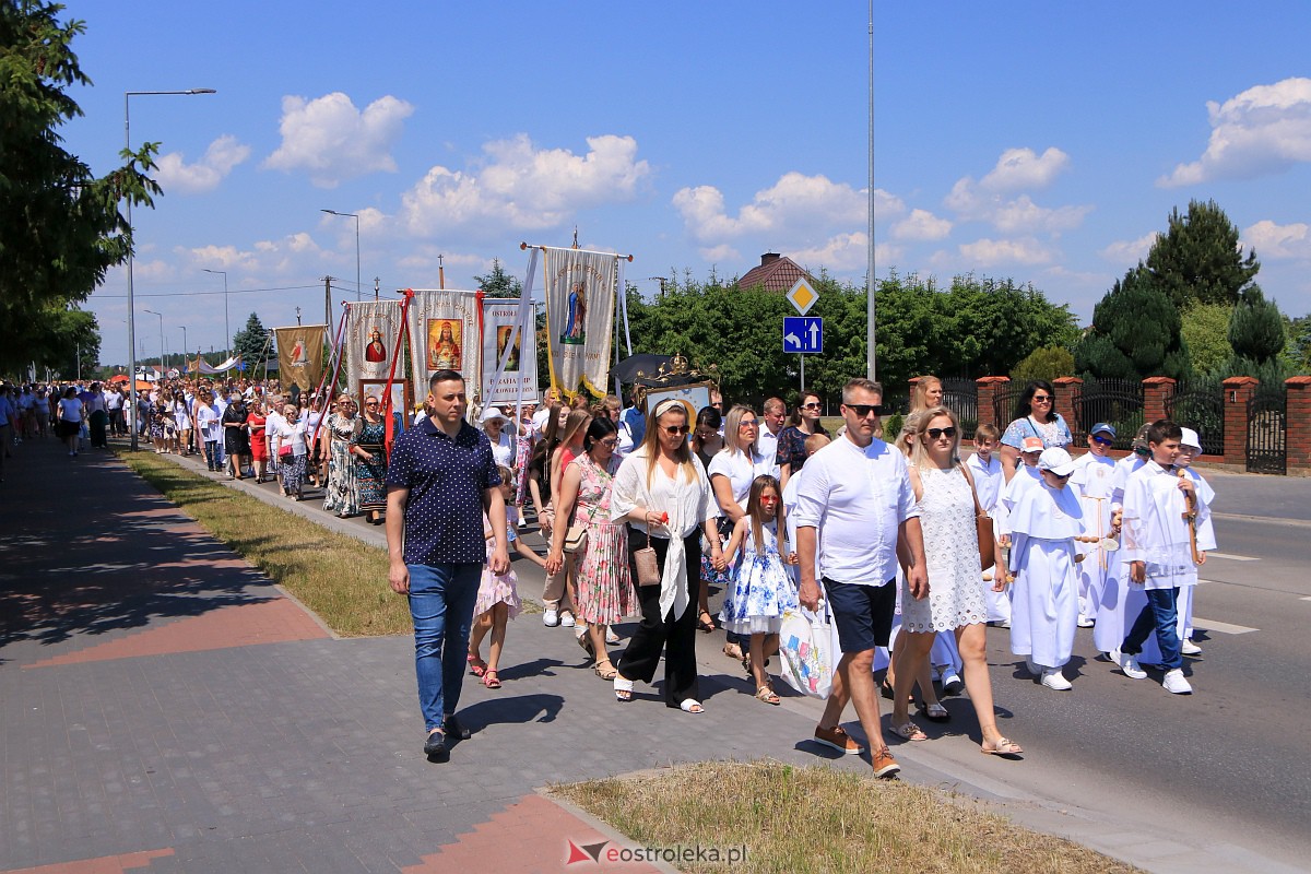 Procesja Bożego Ciała w parafii pw. Królowej Rodzin w Ostrołęce [08.05.2023] - zdjęcie #25 - eOstroleka.pl