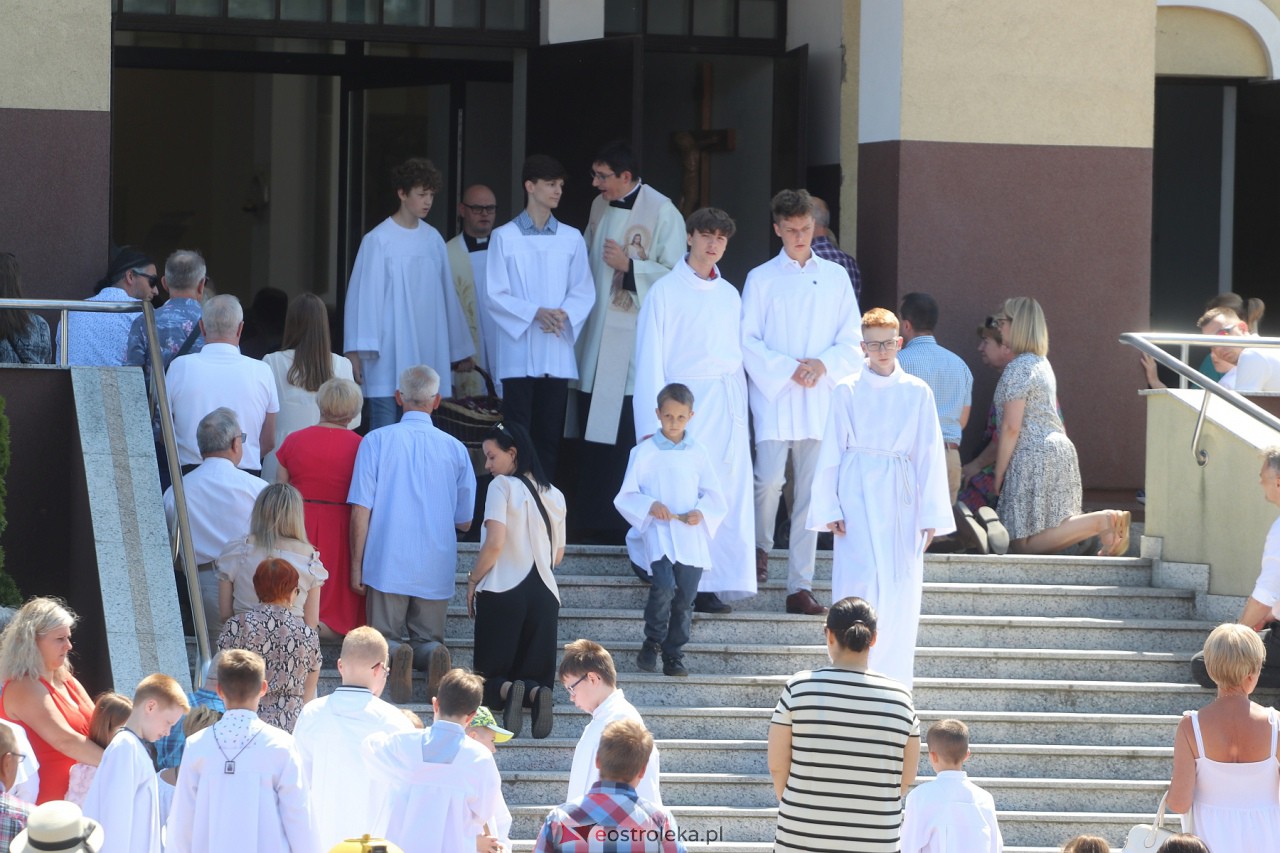Procesja Bożego Ciała w kościele pw. św. Franciszka z Asyżu [08.06.2023] - zdjęcie #1 - eOstroleka.pl