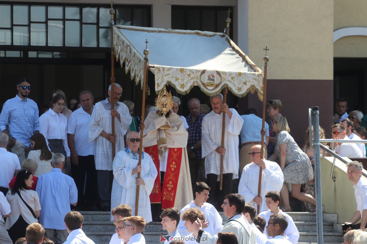 Procesja Bożego Ciała w kościele pw. św. Franciszka z Asyżu [08.06.2023] - zdjęcie #6 - eOstroleka.pl