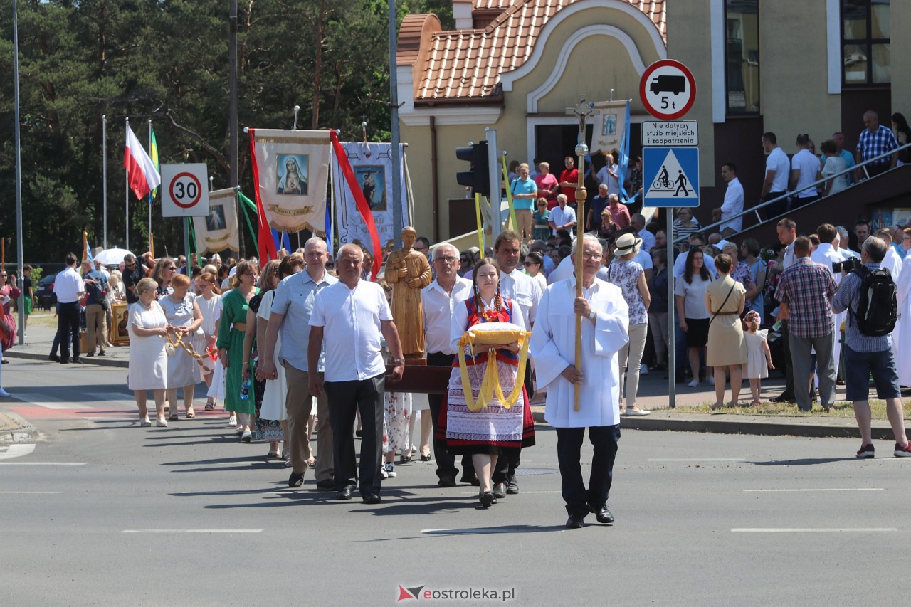 Procesja Bożego Ciała w kościele pw. św. Franciszka z Asyżu [08.06.2023] - zdjęcie #7 - eOstroleka.pl
