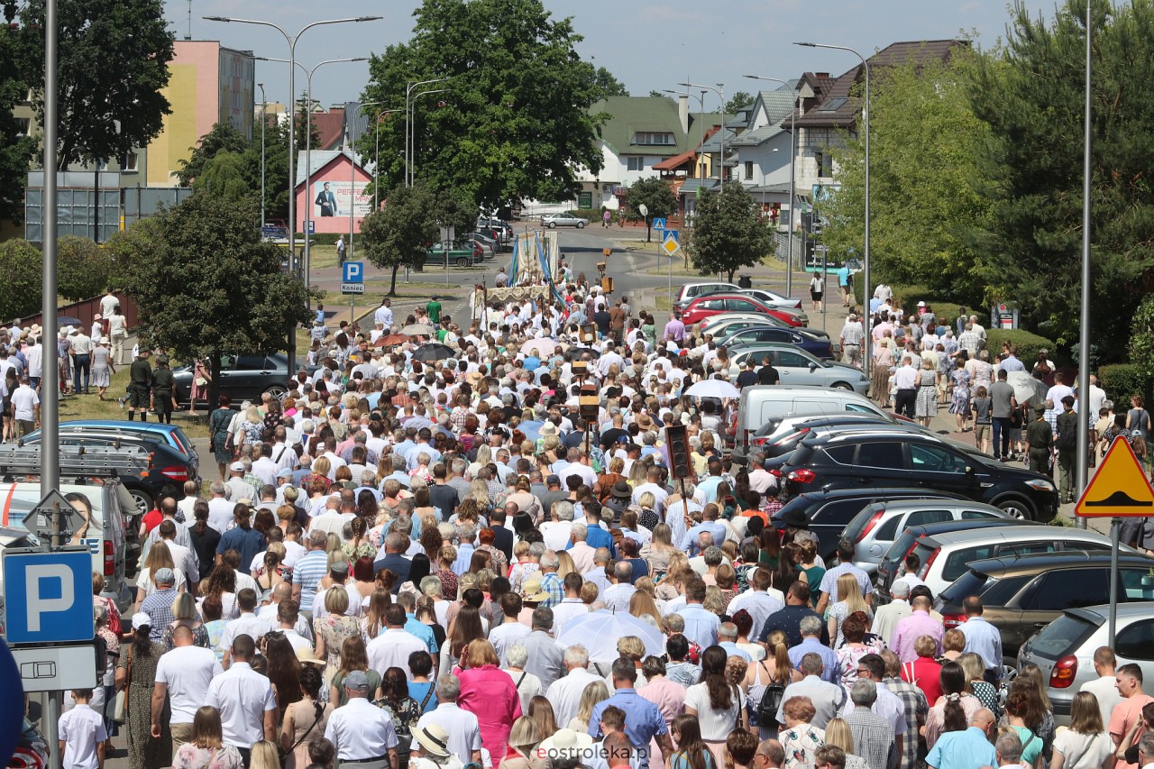 Procesja Bożego Ciała w kościele pw. św. Franciszka z Asyżu [08.06.2023] - zdjęcie #2 - eOstroleka.pl