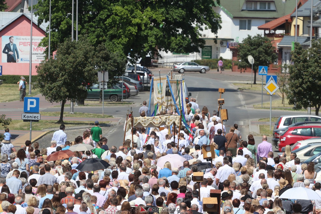 Procesja Bożego Ciała w kościele pw. św. Franciszka z Asyżu [08.06.2023] - zdjęcie #1 - eOstroleka.pl