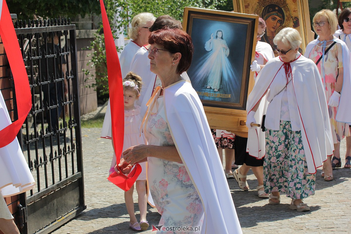 Procesja Bożego Ciała w kościele pw. św. Wojciecha  w Ostrołęce [08.06.2023] - zdjęcie #20 - eOstroleka.pl