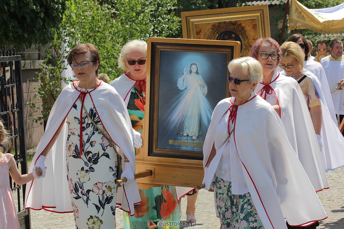 Procesja Bożego Ciała w kościele pw. św. Wojciecha  w Ostrołęce [08.06.2023] - zdjęcie #22 - eOstroleka.pl