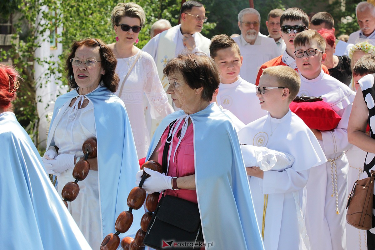 Procesja Bożego Ciała w kościele pw. św. Wojciecha  w Ostrołęce [08.06.2023] - zdjęcie #29 - eOstroleka.pl