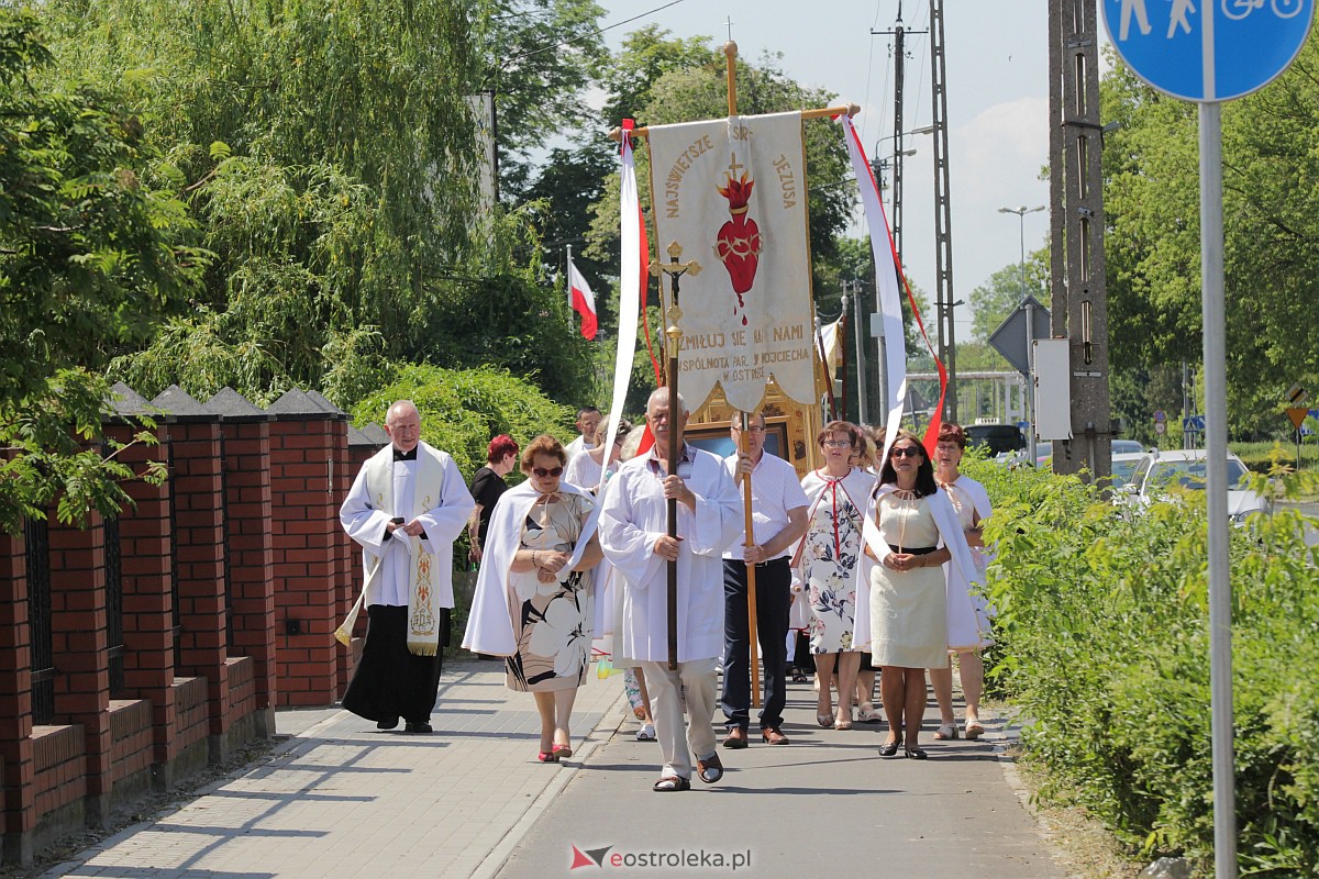 Procesja Bożego Ciała w kościele pw. św. Wojciecha  w Ostrołęce [08.06.2023] - zdjęcie #43 - eOstroleka.pl