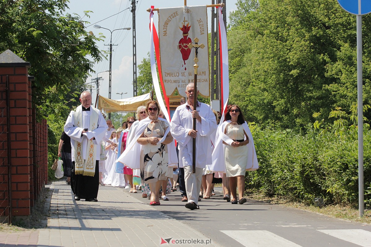 Procesja Bożego Ciała w kościele pw. św. Wojciecha  w Ostrołęce [08.06.2023] - zdjęcie #44 - eOstroleka.pl