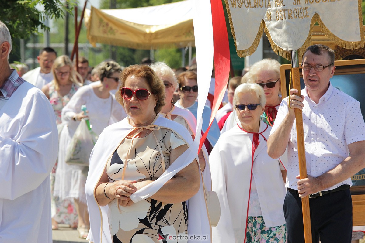 Procesja Bożego Ciała w kościele pw. św. Wojciecha  w Ostrołęce [08.06.2023] - zdjęcie #50 - eOstroleka.pl