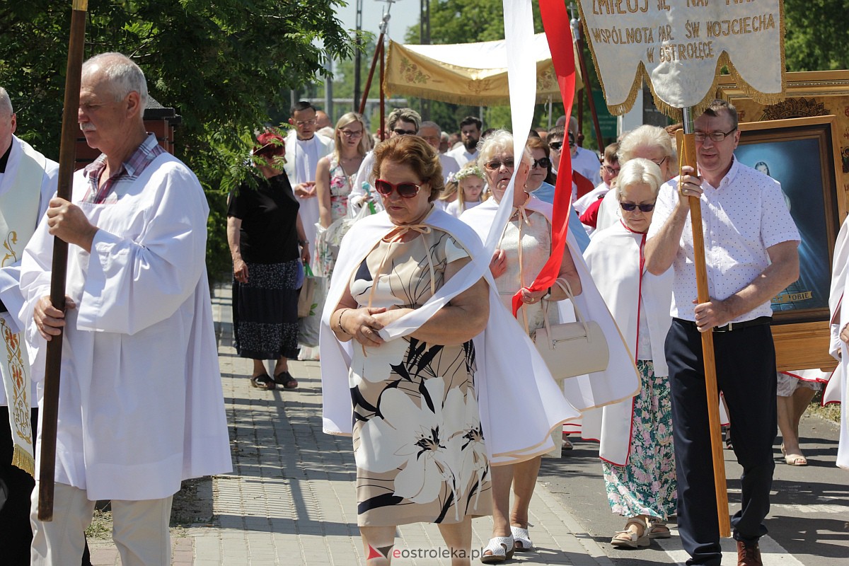 Procesja Bożego Ciała w kościele pw. św. Wojciecha  w Ostrołęce [08.06.2023] - zdjęcie #85 - eOstroleka.pl
