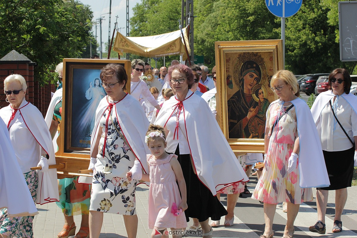 Procesja Bożego Ciała w kościele pw. św. Wojciecha  w Ostrołęce [08.06.2023] - zdjęcie #56 - eOstroleka.pl
