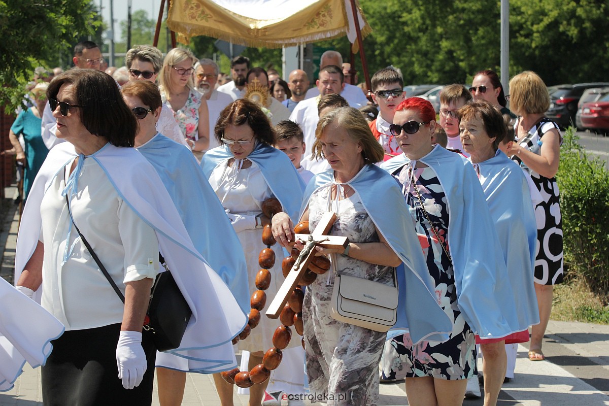 Procesja Bożego Ciała w kościele pw. św. Wojciecha  w Ostrołęce [08.06.2023] - zdjęcie #77 - eOstroleka.pl