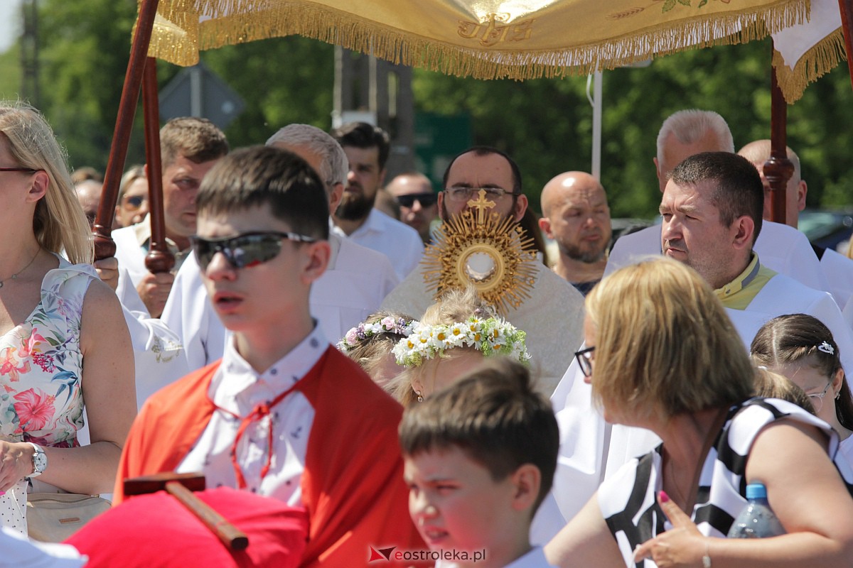 Procesja Bożego Ciała w kościele pw. św. Wojciecha  w Ostrołęce [08.06.2023] - zdjęcie #63 - eOstroleka.pl