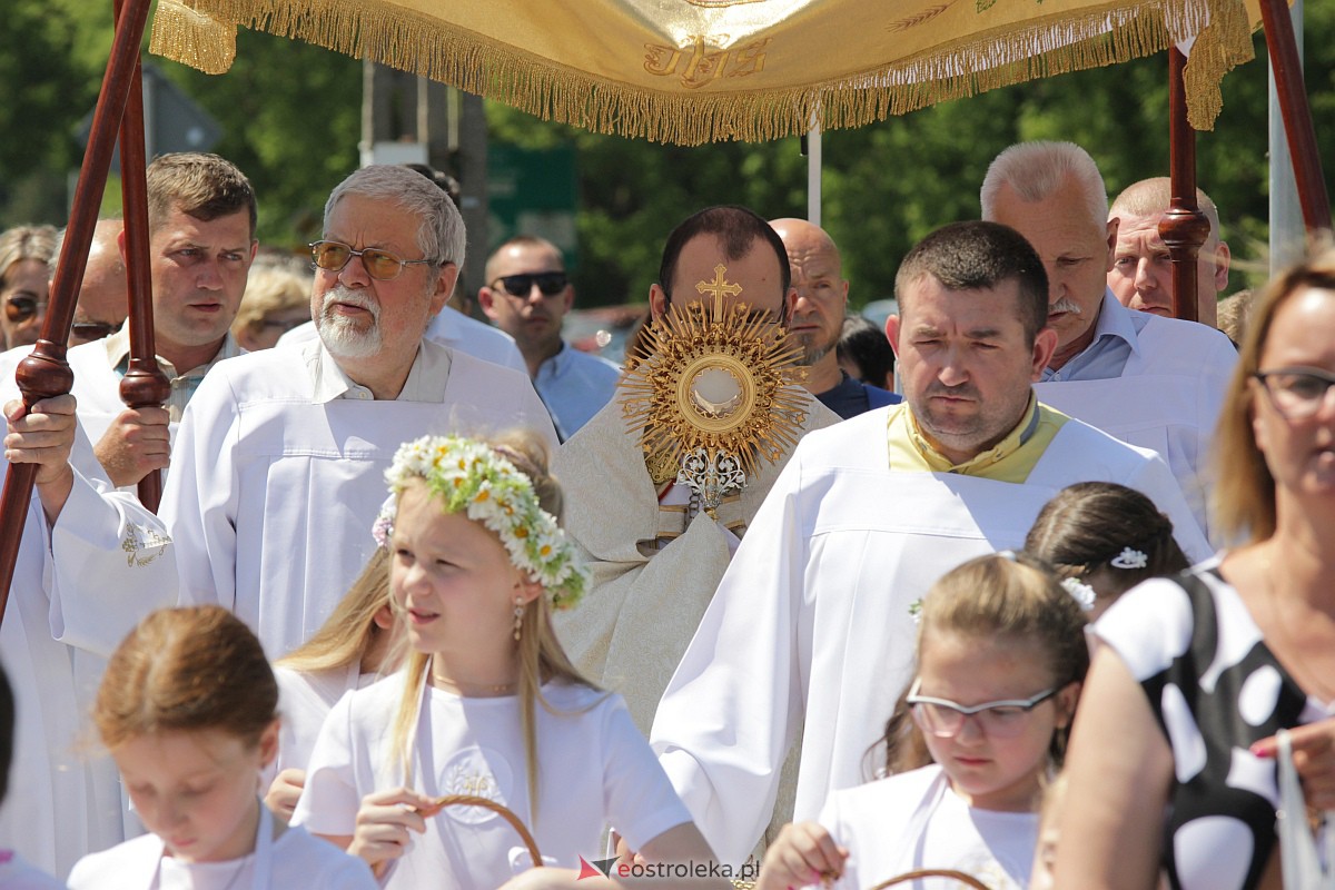 Procesja Bożego Ciała w kościele pw. św. Wojciecha  w Ostrołęce [08.06.2023] - zdjęcie #64 - eOstroleka.pl