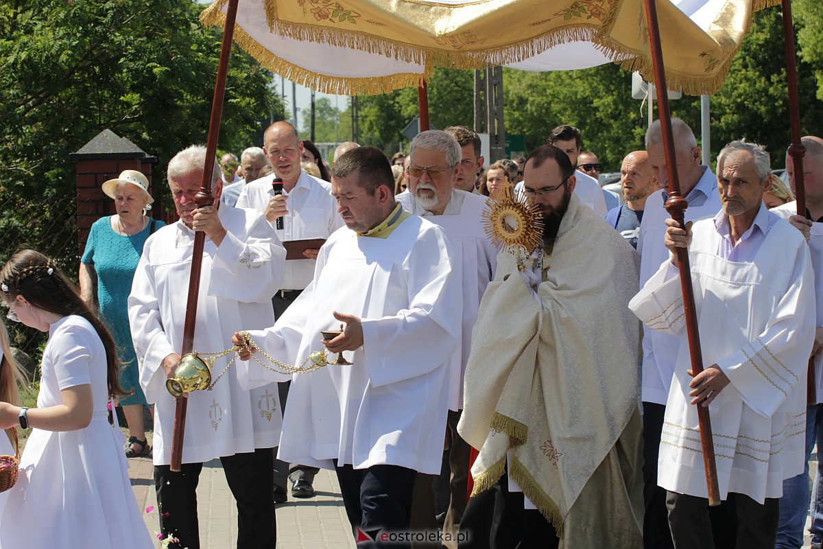 Procesja Bożego Ciała w kościele pw. św. Wojciecha  w Ostrołęce [08.06.2023] - zdjęcie #70 - eOstroleka.pl