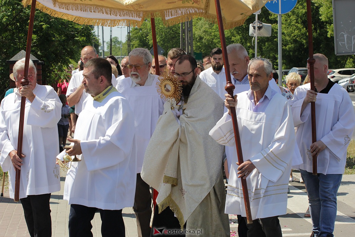 Procesja Bożego Ciała w kościele pw. św. Wojciecha  w Ostrołęce [08.06.2023] - zdjęcie #71 - eOstroleka.pl