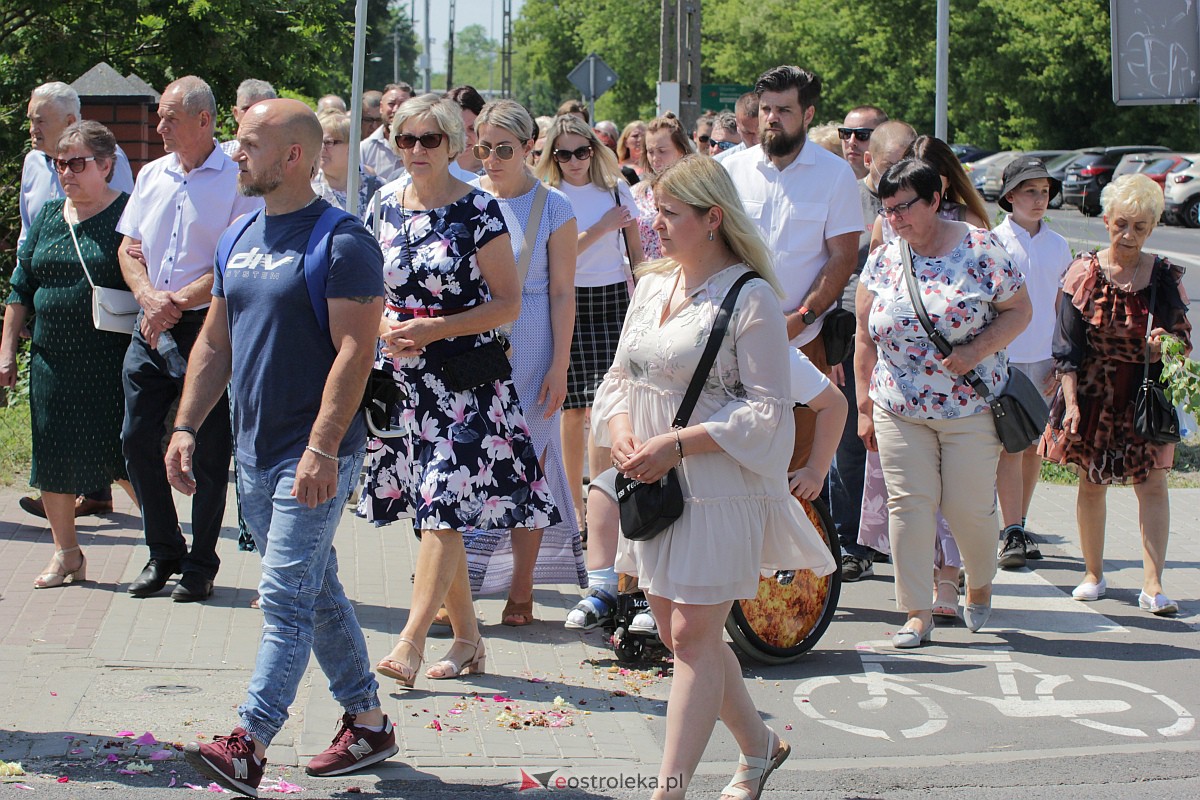 Procesja Bożego Ciała w kościele pw. św. Wojciecha  w Ostrołęce [08.06.2023] - zdjęcie #62 - eOstroleka.pl