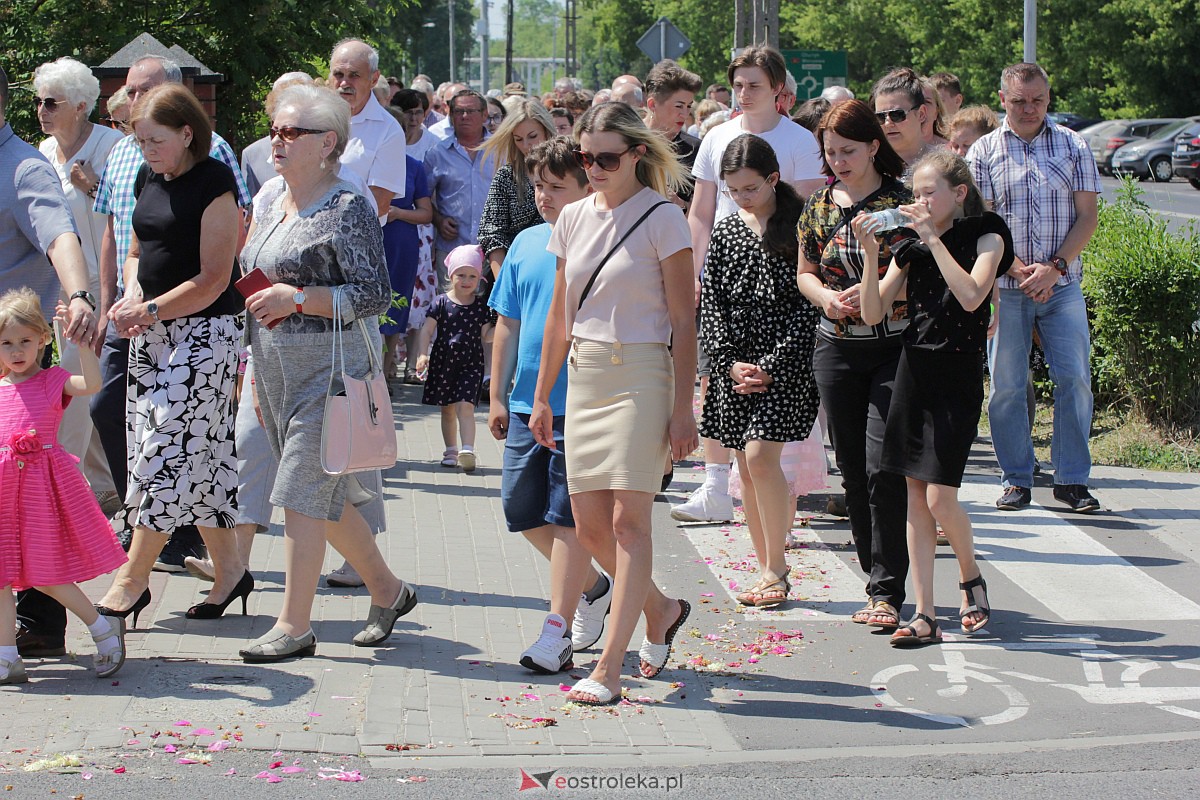 Procesja Bożego Ciała w kościele pw. św. Wojciecha  w Ostrołęce [08.06.2023] - zdjęcie #50 - eOstroleka.pl