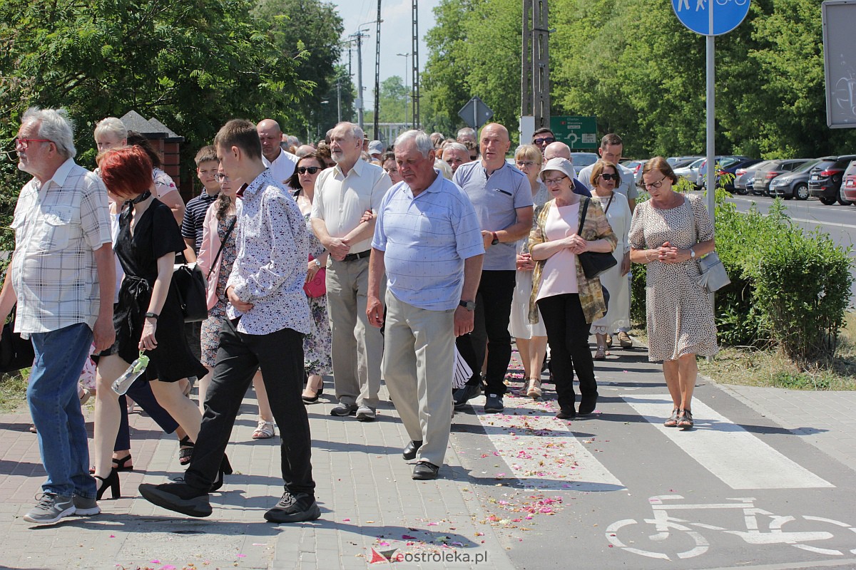 Procesja Bożego Ciała w kościele pw. św. Wojciecha  w Ostrołęce [08.06.2023] - zdjęcie #97 - eOstroleka.pl