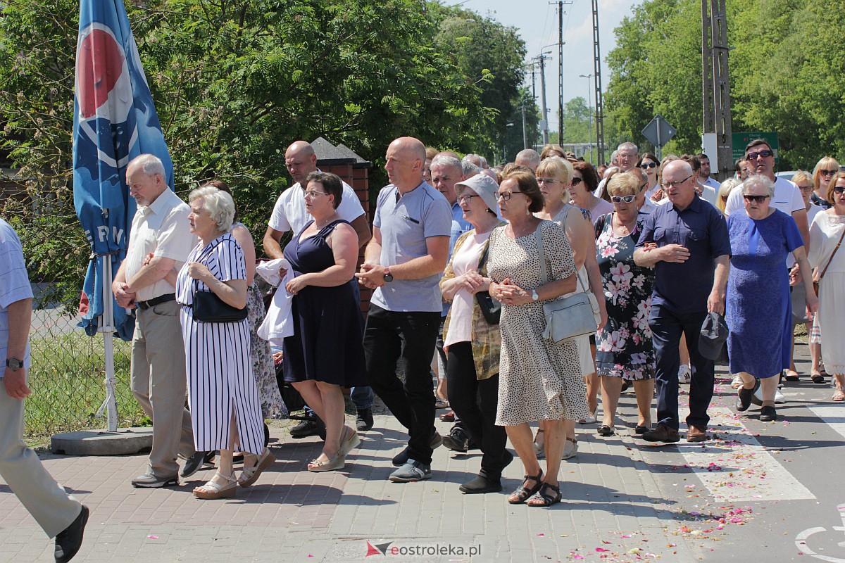 Procesja Bożego Ciała w kościele pw. św. Wojciecha  w Ostrołęce [08.06.2023] - zdjęcie #100 - eOstroleka.pl