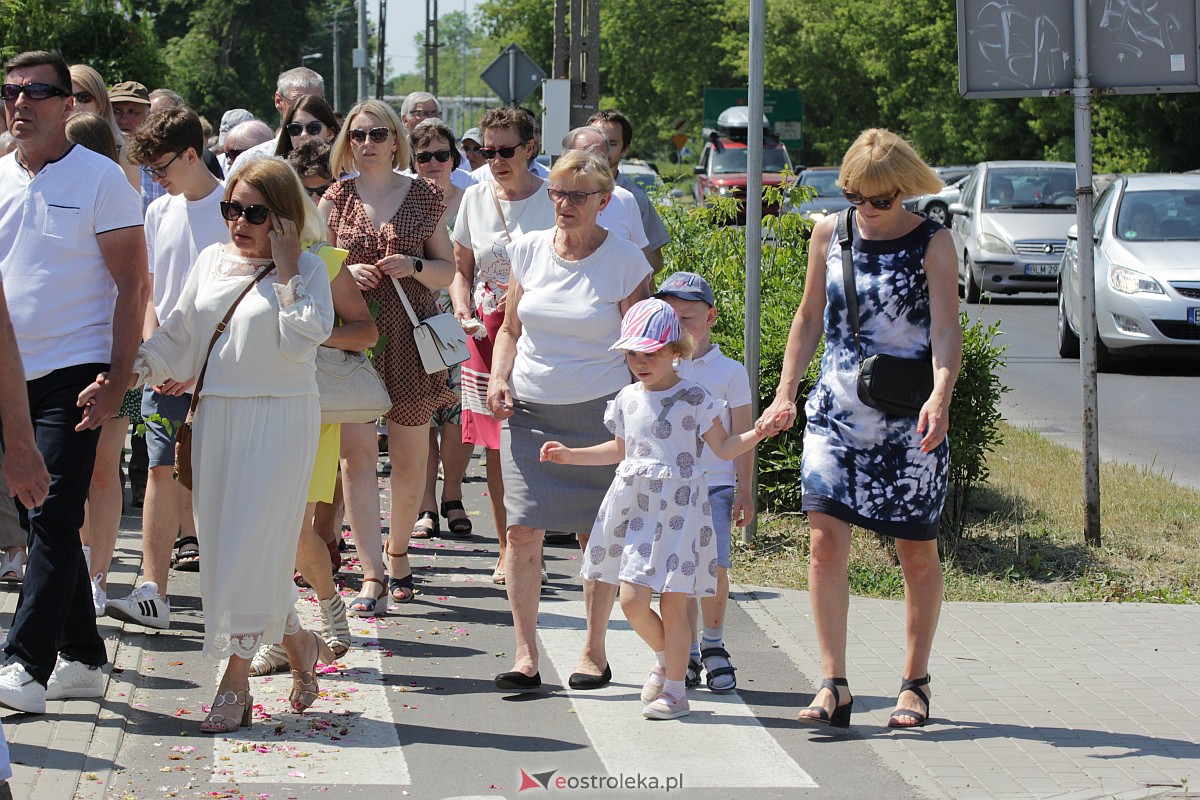 Procesja Bożego Ciała w kościele pw. św. Wojciecha  w Ostrołęce [08.06.2023] - zdjęcie #33 - eOstroleka.pl