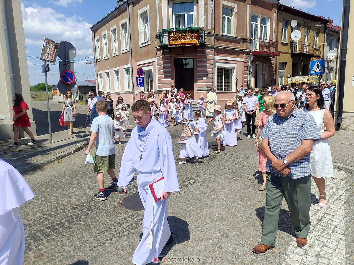 Procesja Bożego Ciała w ostrołęckiej farze [08.06.2023] - zdjęcie #6 - eOstroleka.pl