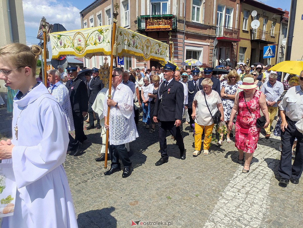 Procesja Bożego Ciała w ostrołęckiej farze [08.06.2023] - zdjęcie #12 - eOstroleka.pl