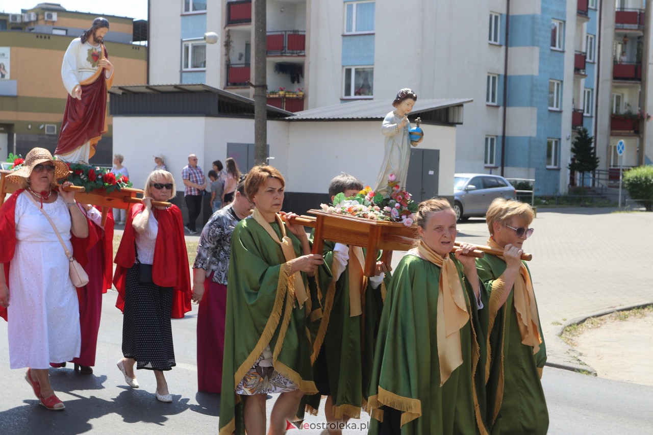 Procesja Bożego Ciała w kościele pw. Zbawiciela Świata w Ostrołęce [08.06.2023] - zdjęcie #12 - eOstroleka.pl
