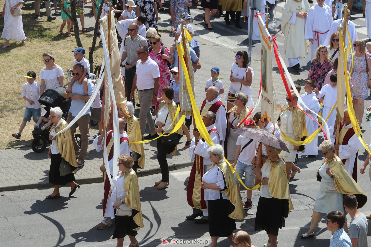 Procesja Bożego Ciała w kościele pw. Zbawiciela Świata w Ostrołęce [08.06.2023] - zdjęcie #53 - eOstroleka.pl