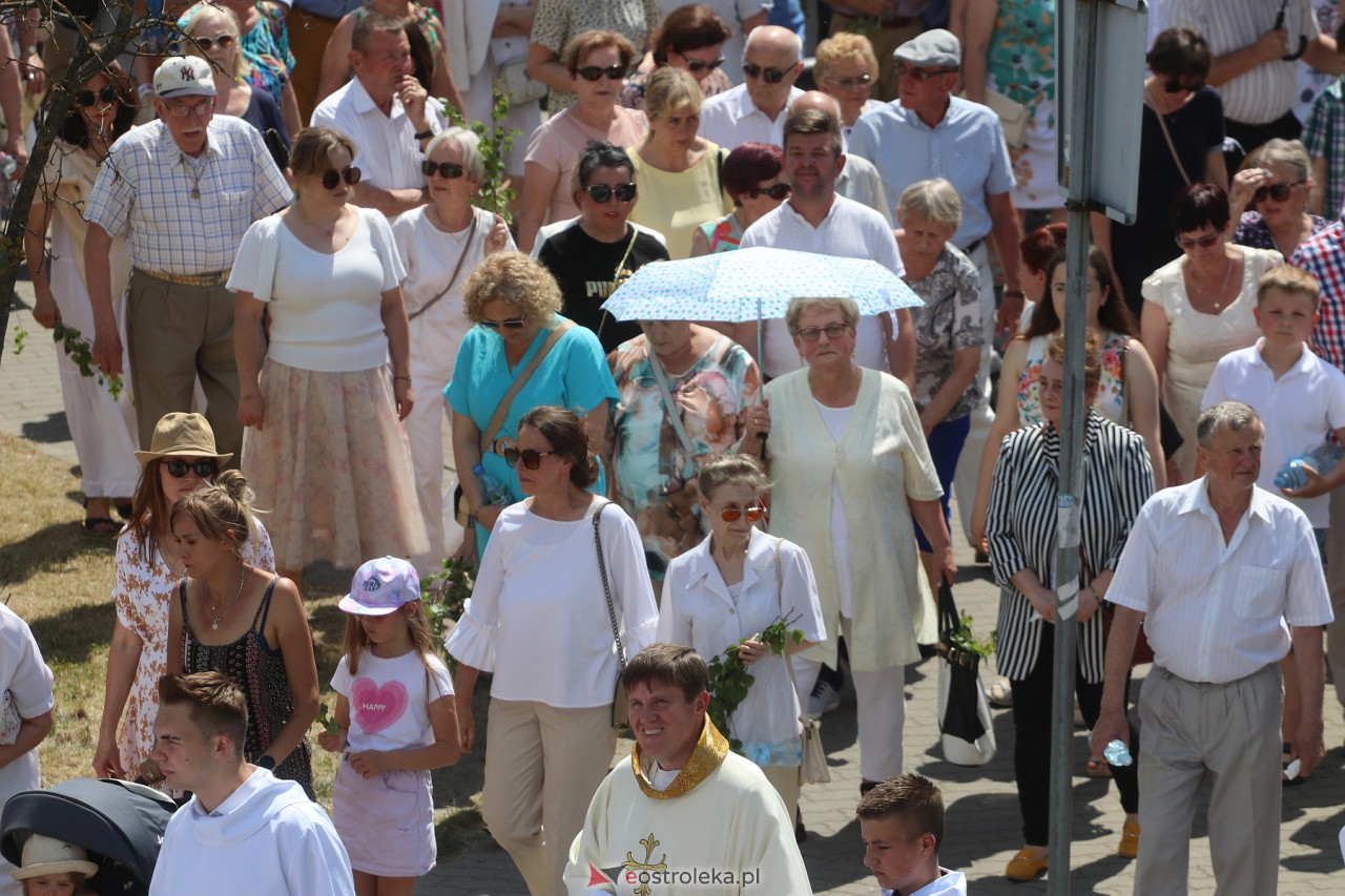 Procesja Bożego Ciała w kościele pw. Zbawiciela Świata w Ostrołęce [08.06.2023] - zdjęcie #44 - eOstroleka.pl