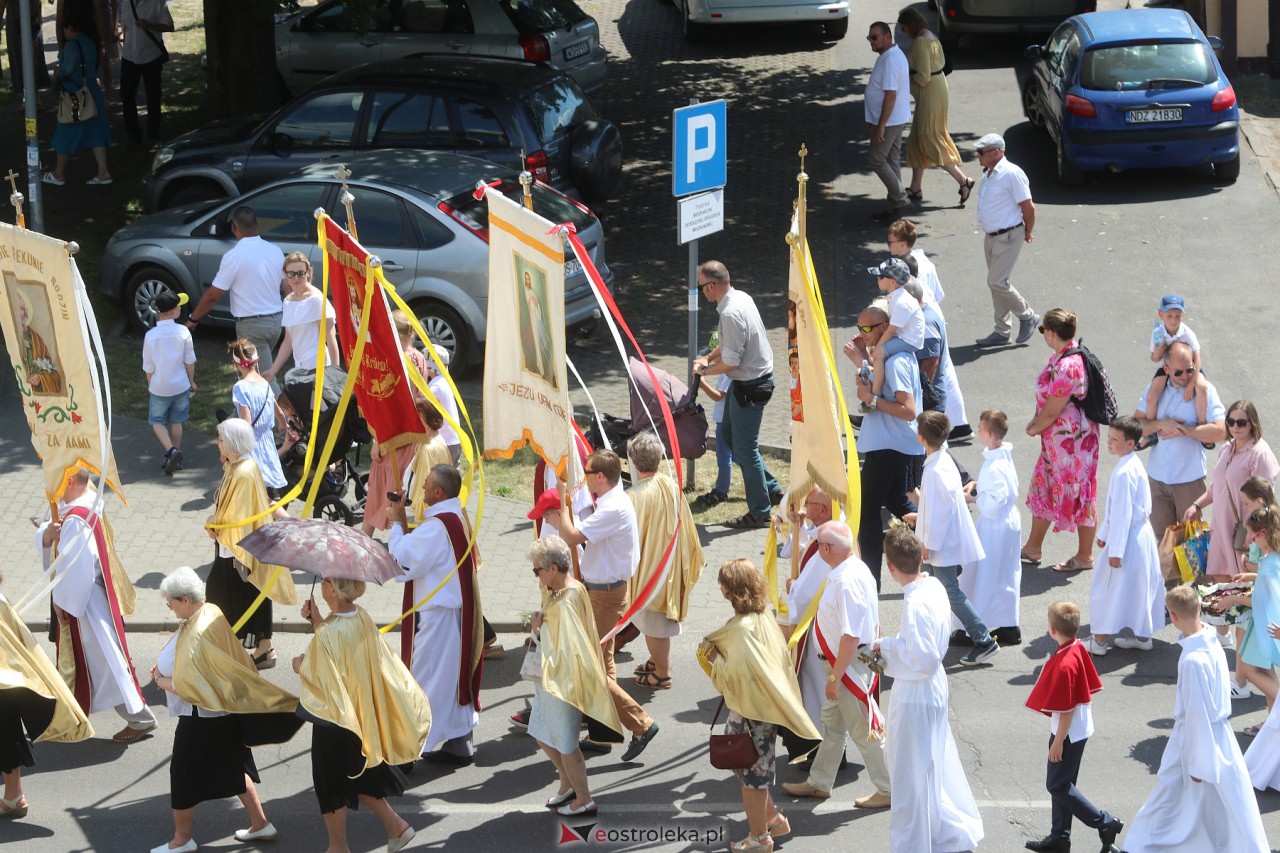 Procesja Bożego Ciała w kościele pw. Zbawiciela Świata w Ostrołęce [08.06.2023] - zdjęcie #41 - eOstroleka.pl