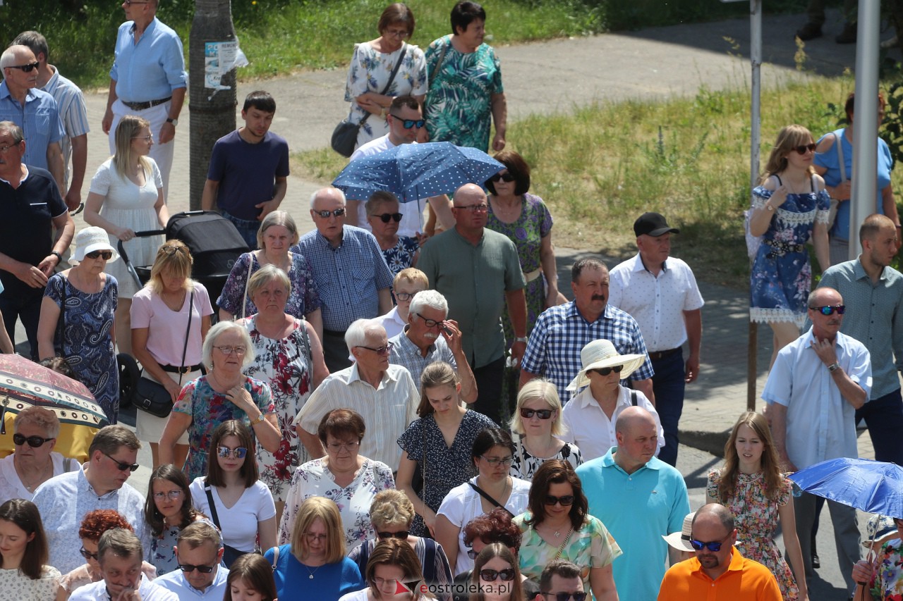 Procesja Bożego Ciała w kościele pw. Zbawiciela Świata w Ostrołęce [08.06.2023] - zdjęcie #38 - eOstroleka.pl