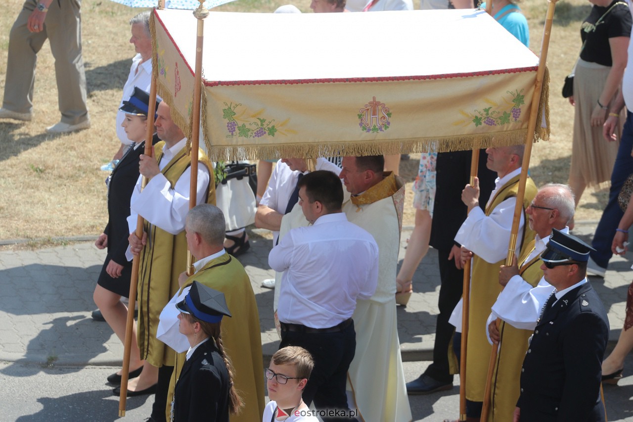 Procesja Bożego Ciała w kościele pw. Zbawiciela Świata w Ostrołęce [08.06.2023] - zdjęcie #37 - eOstroleka.pl