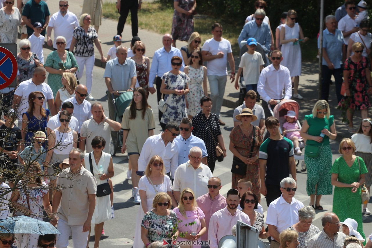 Procesja Bożego Ciała w kościele pw. Zbawiciela Świata w Ostrołęce [08.06.2023] - zdjęcie #18 - eOstroleka.pl