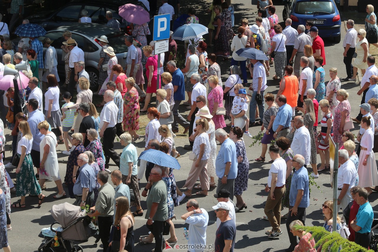 Procesja Bożego Ciała w kościele pw. Zbawiciela Świata w Ostrołęce [08.06.2023] - zdjęcie #17 - eOstroleka.pl