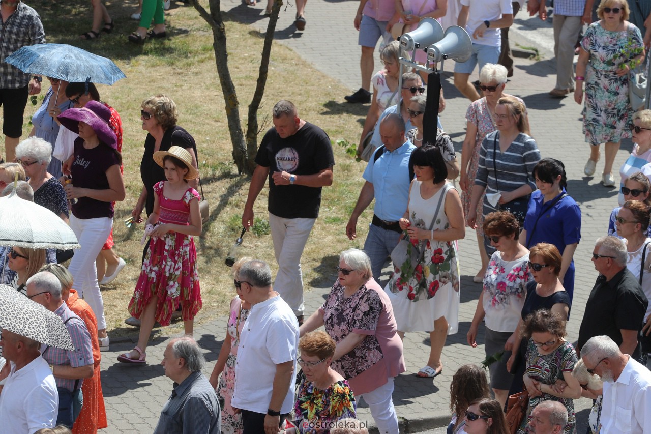 Procesja Bożego Ciała w kościele pw. Zbawiciela Świata w Ostrołęce [08.06.2023] - zdjęcie #14 - eOstroleka.pl