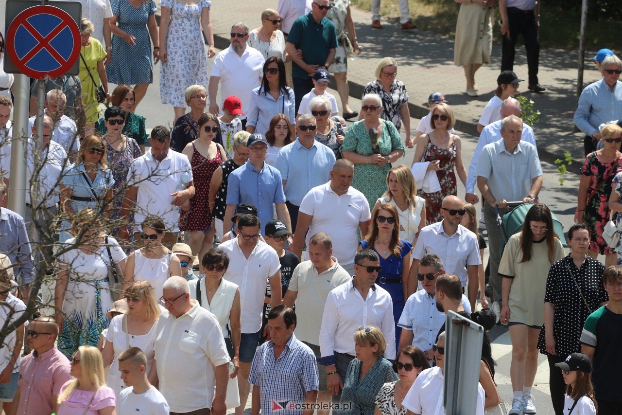 Procesja Bożego Ciała w kościele pw. Zbawiciela Świata w Ostrołęce [08.06.2023] - zdjęcie #13 - eOstroleka.pl