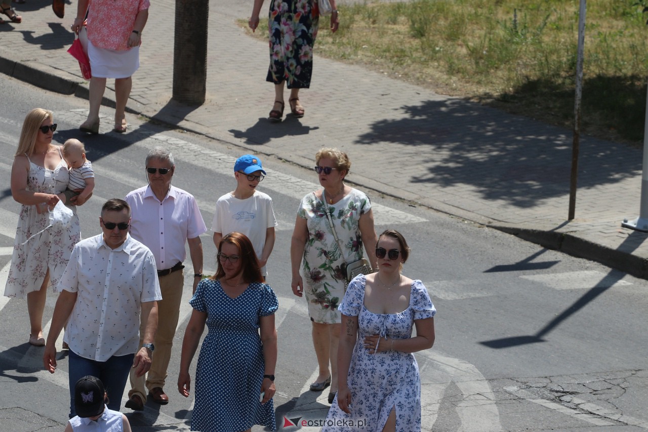 Procesja Bożego Ciała w kościele pw. Zbawiciela Świata w Ostrołęce [08.06.2023] - zdjęcie #1 - eOstroleka.pl